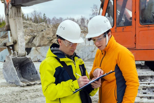 La firma de un contrato de construcción — Foto de Stock