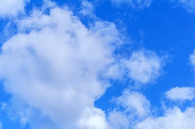 arka plan - beyaz bulutlar ile mavi gökyüzü