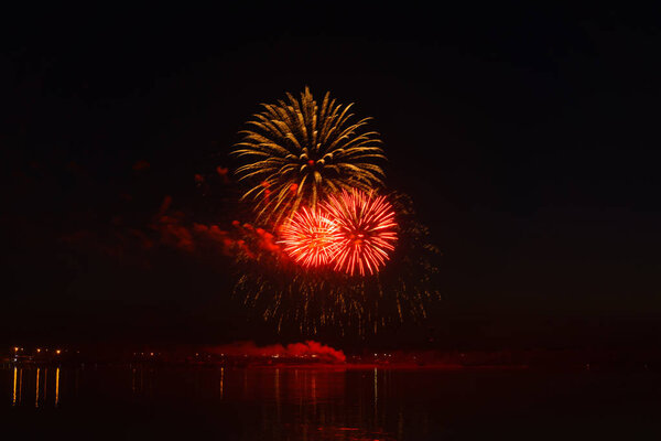 фейерверки над рекой