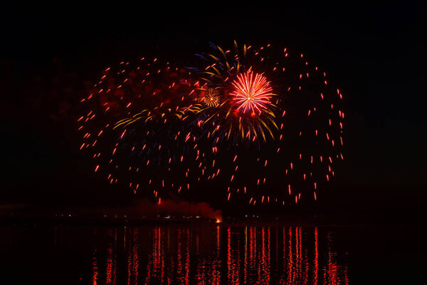 салют над рекой
