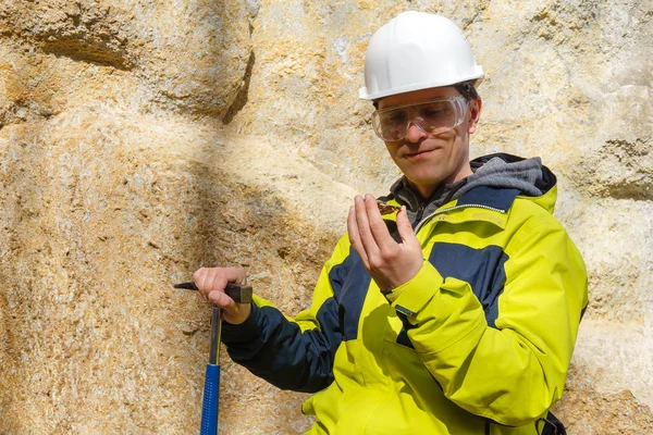 Geólogo examina uma amostra de pedra ao ar livre — Fotografia de Stock