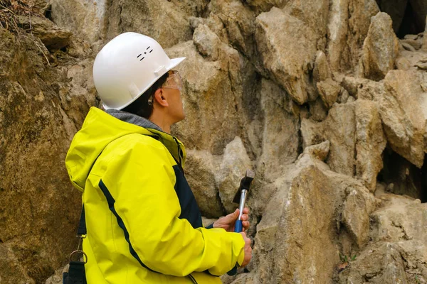 Geologo sta per prendere un campione di roccia — Foto Stock