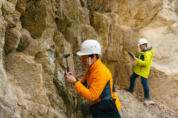 Geólogos contra as rochas no desfiladeiro — Fotografia de Stock