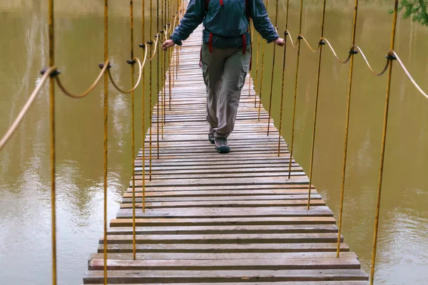 Bahar nehri üzerinde asılı köprü üzerinde yol — Stok fotoğraf