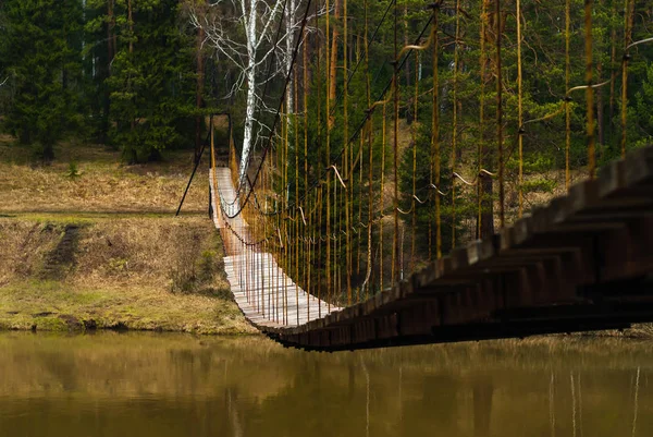 Ponte de suspensão sobre água fria — Fotografia de Stock