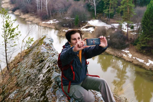 Selfie op de top van een klif boven de bronrivier — Stockfoto