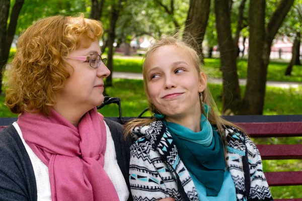 Madre e figlia adolescente su una panchina del parco — Foto Stock