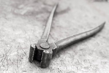 metal bir tezgah üzerinde eski kıskaçlar