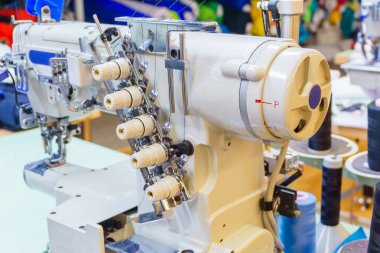 çeşitli ekipman ile bir dikiş atölyesi parçası