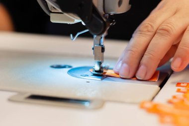 dikiş makinesi nin terzi ve pres makinesi ayak el yakın