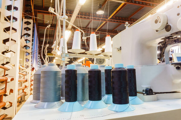 фрагмент швейной мастерской с различным оборудованием
