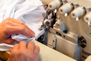 endüstriyel overlok dikiş makinesi iş yerinde