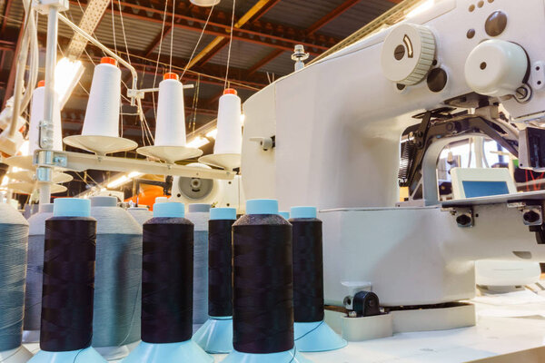 фрагмент швейной мастерской с различным оборудованием
