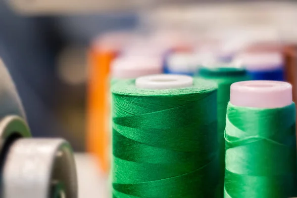 Carrete de hilo verde en la industria de la ropa — Foto de Stock
