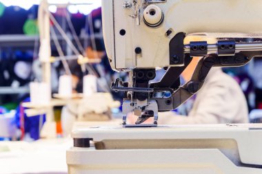endüstriyel dikiş makinesi mekanizması üzerinde toz