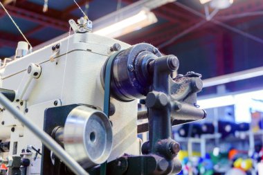 endüstriyel dikiş makinesi mekanizması üzerinde toz