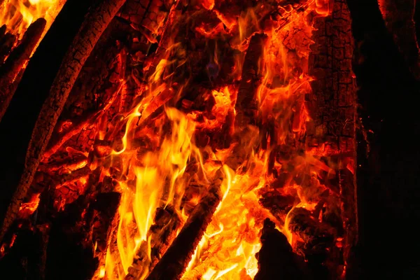 Płomień tła i płonące węgle — Zdjęcie stockowe