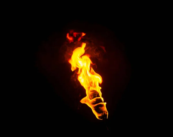 暗闇の中で懐中電灯の炎 — ストック写真