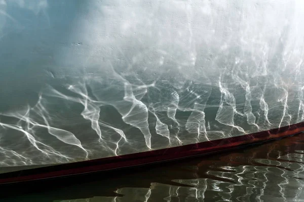 Reflektion från vågorna ombord på båten — Stockfoto