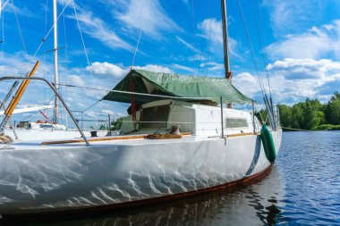 gemide dalgalar yansıması küçük yat demirlemiş