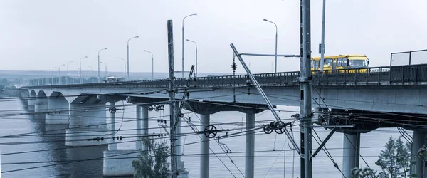 Γεφύρωσης πάνω από ένα πλατύ ποτάμι και σιδηροσύρμα — Φωτογραφία Αρχείου