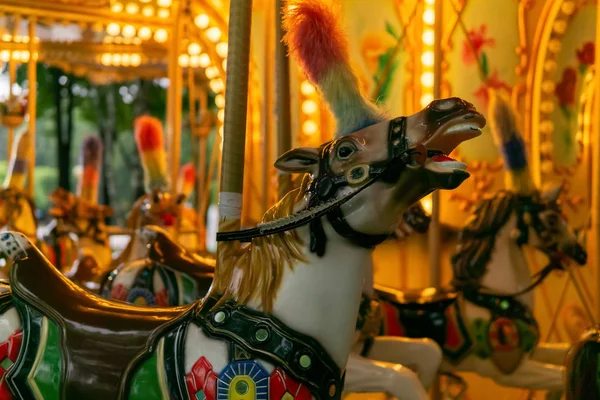 Figuras de cavalo em um carrossel retro no parque da tarde — Fotografia de Stock