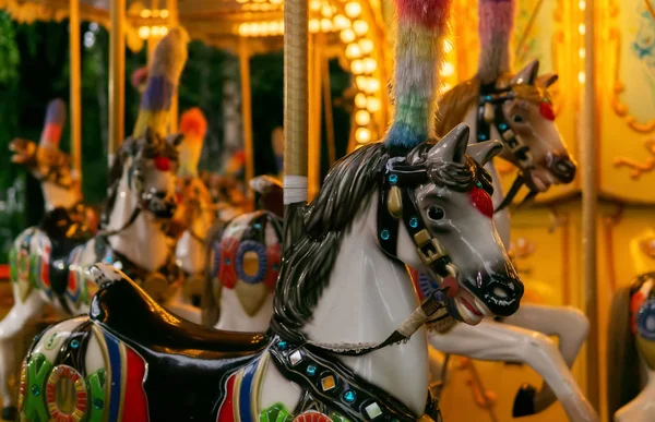 Figurki koni na karuzeli retro w wieczornym parku — Zdjęcie stockowe