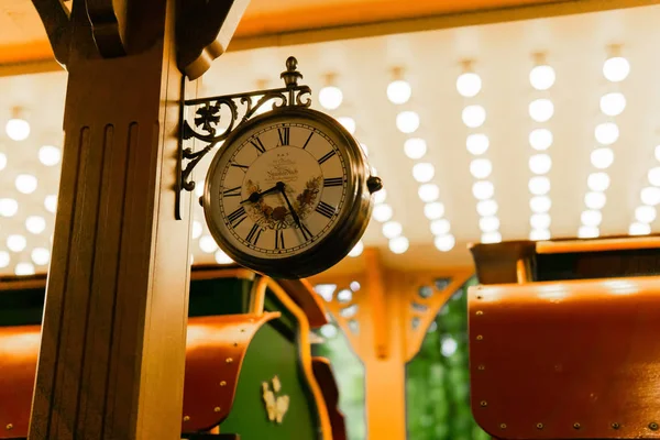 Orologio presso una stazione ferroviaria a scartamento ridotto in un parco divertimenti — Foto Stock