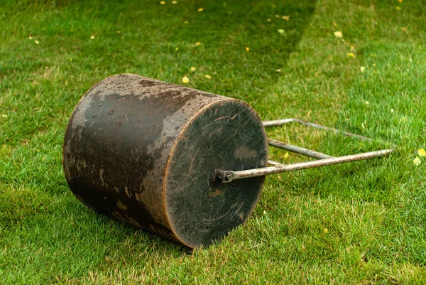 Handwalze zur Rasenverlegung — Stockfoto