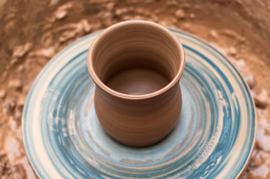 neredeyse dönen bir çömlekçi tekerleği üzerinde çömlek tamamlanmış