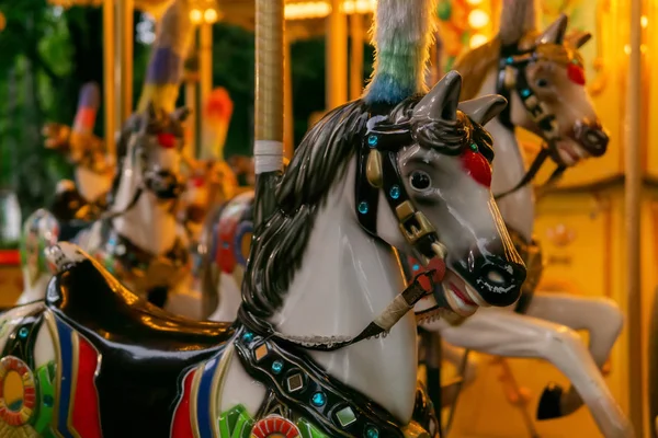 Figuras de caballos en un carrusel retro en el parque nocturno — Foto de Stock