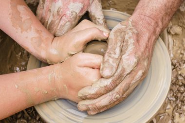 iki çift el çömlekçi tekerleğinde kilden bir şey kalıba