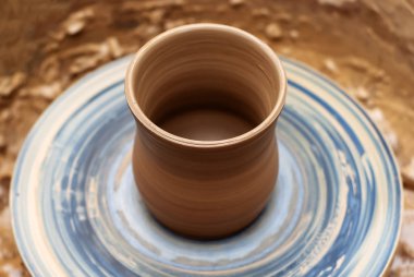 neredeyse dönen bir çömlekçi tekerleği üzerinde çömlek tamamlanmış