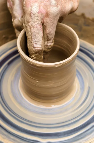 陶工的手模陶器在旋转的轮子上 — 图库照片