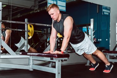 genç adam spor salonunda şınav egzersiz yapar