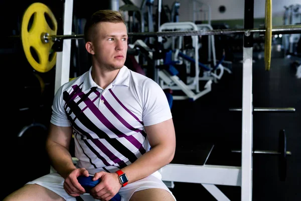 athlete rests between sets in weight training