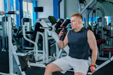 g arka planda bir shaker şişe atlet içme