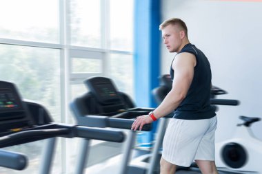 adam bir koşu bandı üzerinde eğitim