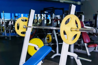 spor salonunda halter ile eğimli Bench Press