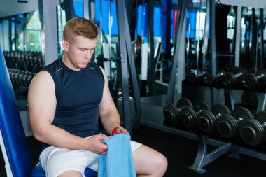 atlet ağırlık eğitim setleri arasında yatıyor