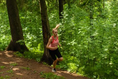 bir dağ ormanında koşu genç kadın