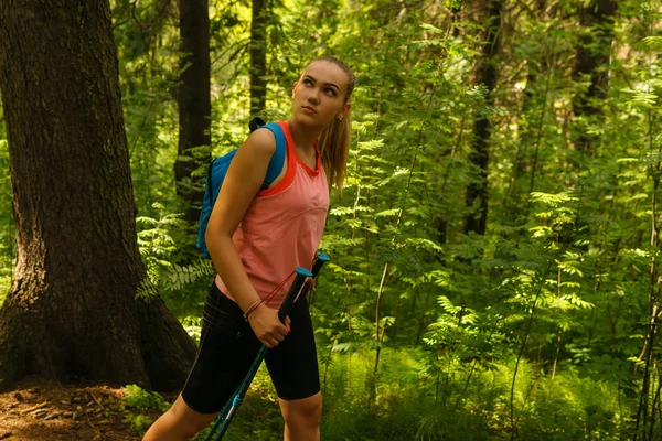 Jonge vrouw trekking in een berg woud — Stockfoto