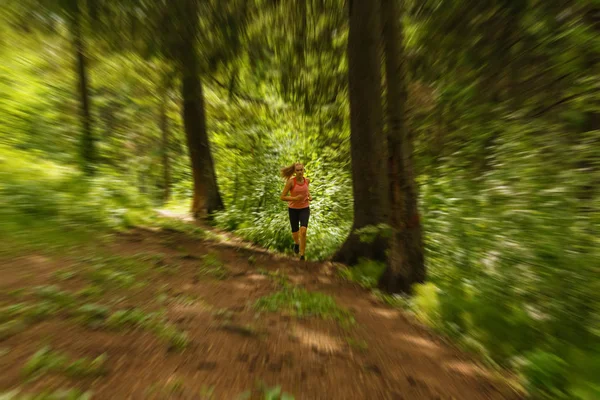 Jonge vrouw joggen in een berg woud — Stockfoto