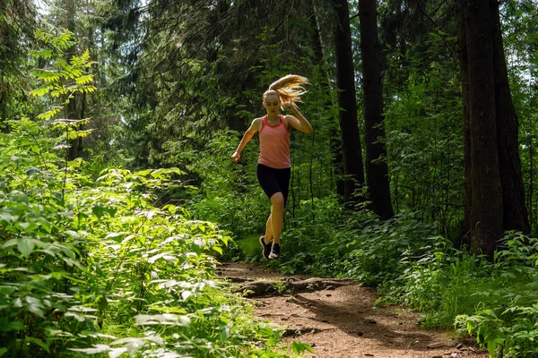 Bir dağ ormanında koşu genç kadın — Stok fotoğraf