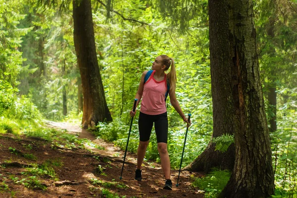 Mujer joven trekking en un bosque de montaña —  Fotos de Stock