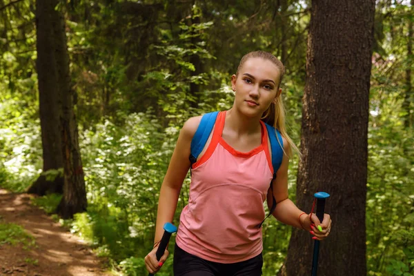 Jeune femme trekking dans une forêt de montagne — Photo