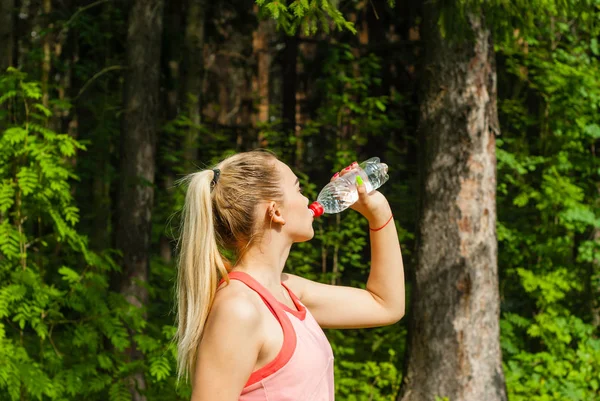 Femme jogger étanche soif — Photo