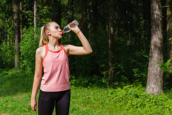 Mujer jogger sacia la sed — Foto de Stock