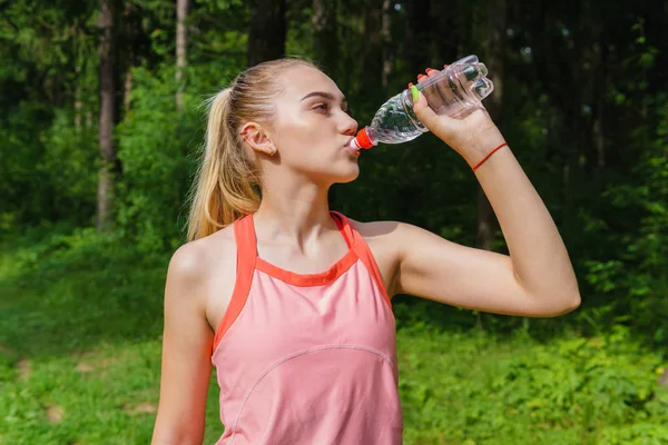 Mujer jogger sacia la sed — Foto de Stock