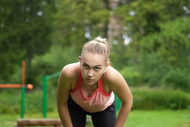 genç kadın açık havada spor yaparken bir mola